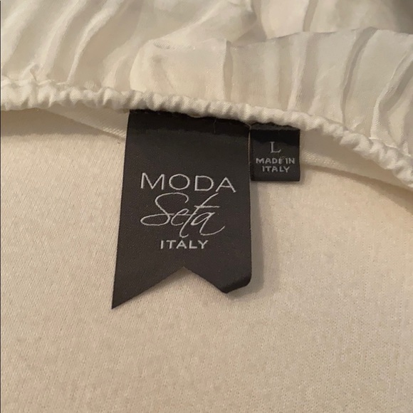 Moda Seta White Top w/ Roses - Picture 3 of 3